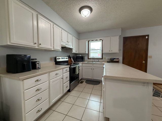 6658 S Bedford Cir, Derby, KS 67037