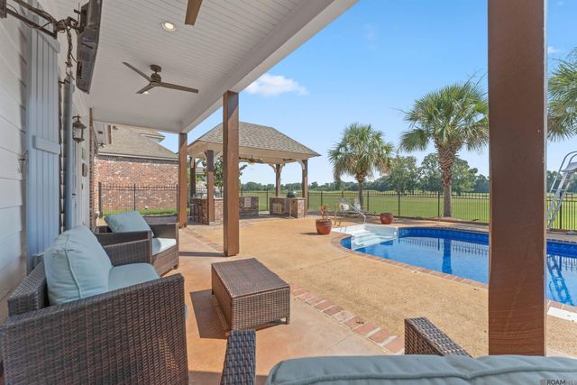 2842 Muirfield Dr, Zachary, LA 70791