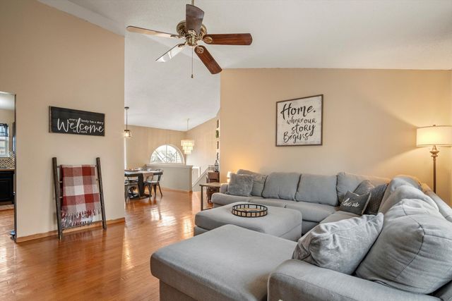 38592 Emerald Lane N, Westland, MI 48185