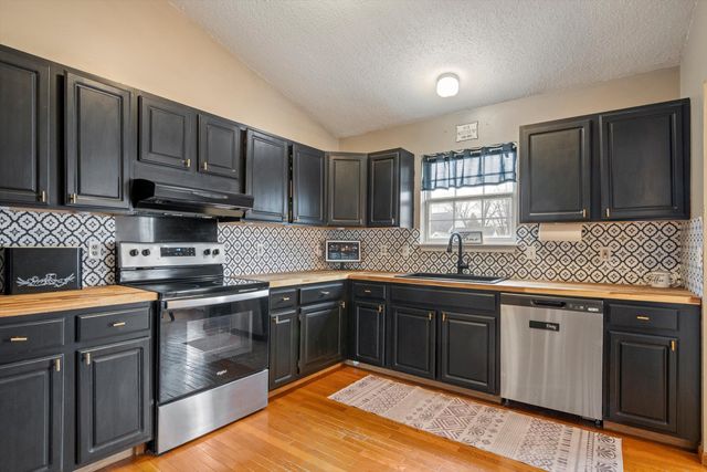 38592 Emerald Lane N, Westland, MI 48185