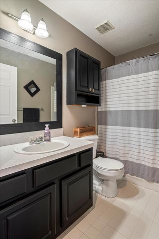 38592 Emerald Lane N, Westland, MI 48185