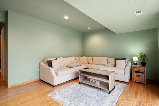 38592 Emerald Lane N, Westland, MI 48185