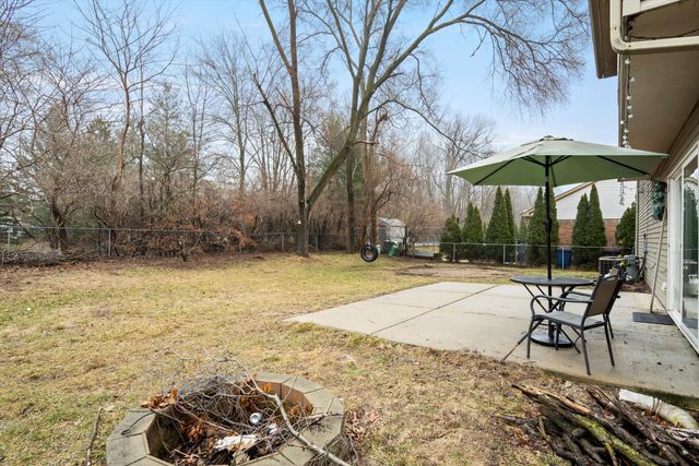 38592 Emerald Lane N, Westland, MI 48185