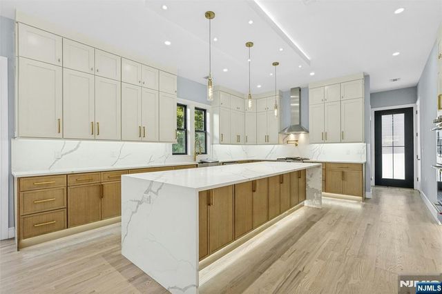 66 Westview Drive, Bergenfield, NJ 07621