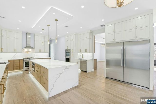 66 Westview Drive, Bergenfield, NJ 07621
