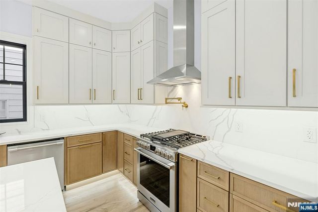 66 Westview Drive, Bergenfield, NJ 07621
