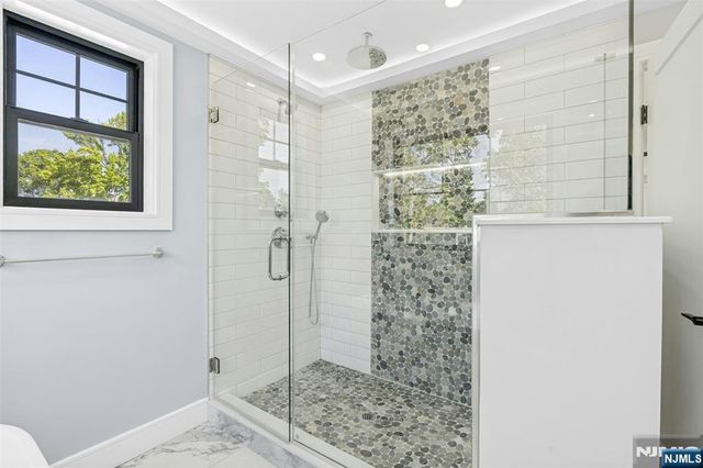 66 Westview Drive, Bergenfield, NJ 07621