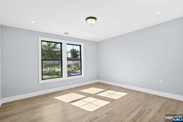 66 Westview Drive, Bergenfield, NJ 07621
