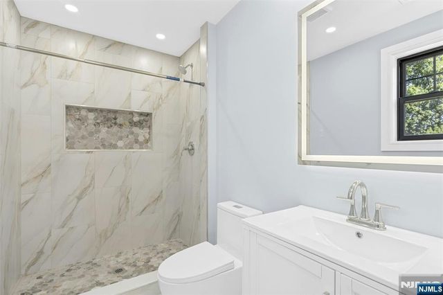 66 Westview Drive, Bergenfield, NJ 07621