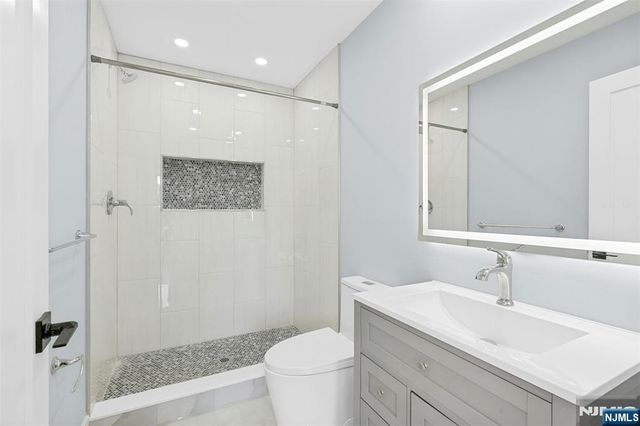 66 Westview Drive, Bergenfield, NJ 07621