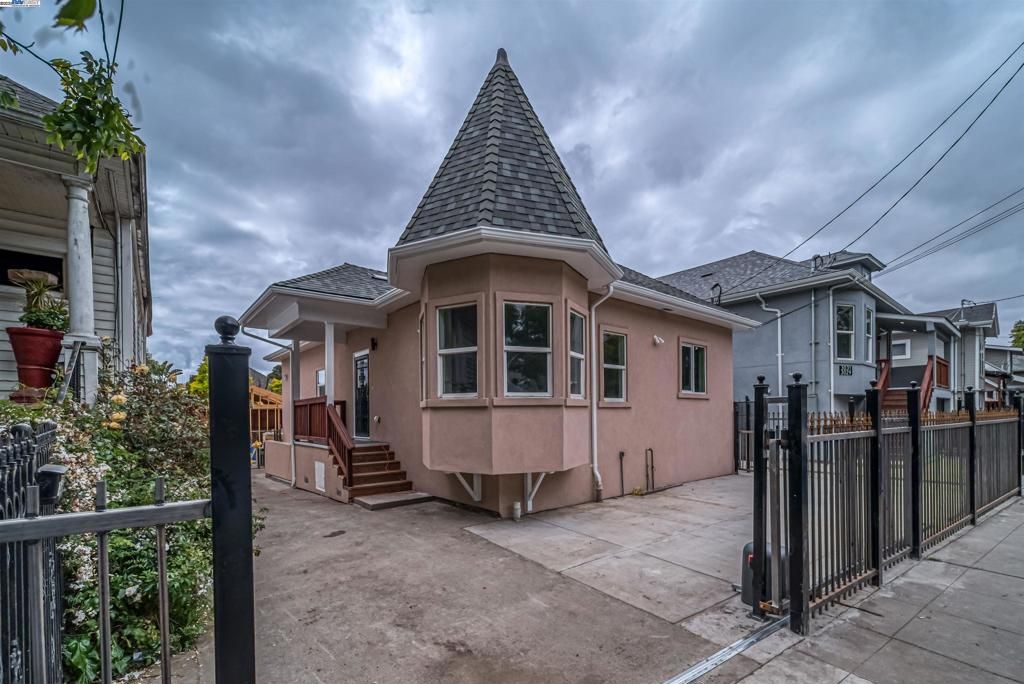 3035 Logan St, Oakland, CA 94601