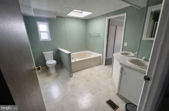 910 LAKEVIEW DR, Green Lane, PA 18054