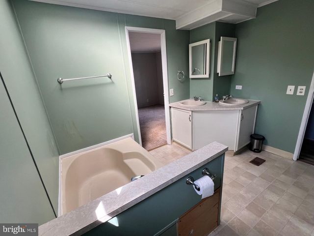 910 LAKEVIEW DR, Green Lane, PA 18054