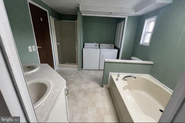 910 LAKEVIEW DR, Green Lane, PA 18054
