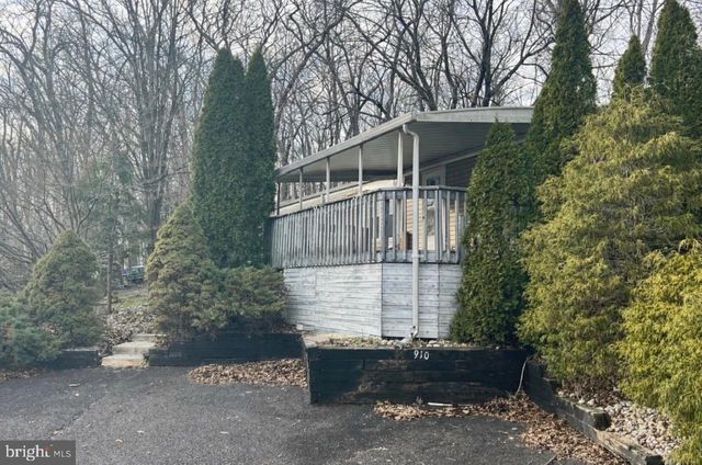 910 LAKEVIEW DR, Green Lane, PA 18054