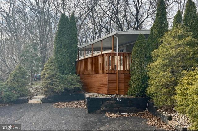 910 LAKEVIEW DR, Green Lane, PA 18054