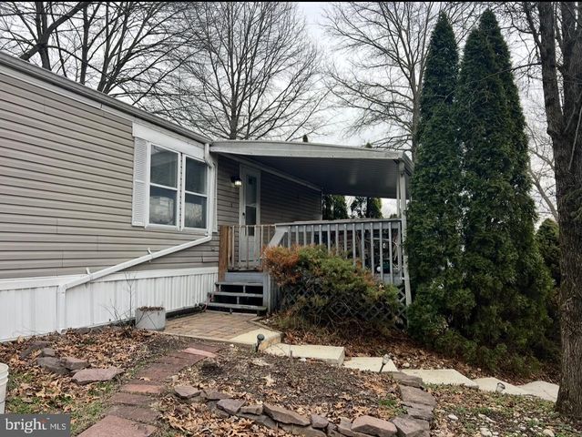 910 LAKEVIEW DR, Green Lane, PA 18054