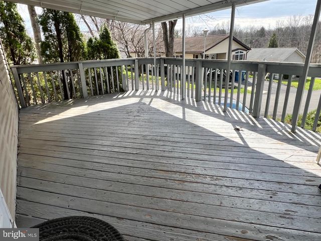 910 LAKEVIEW DR, Green Lane, PA 18054