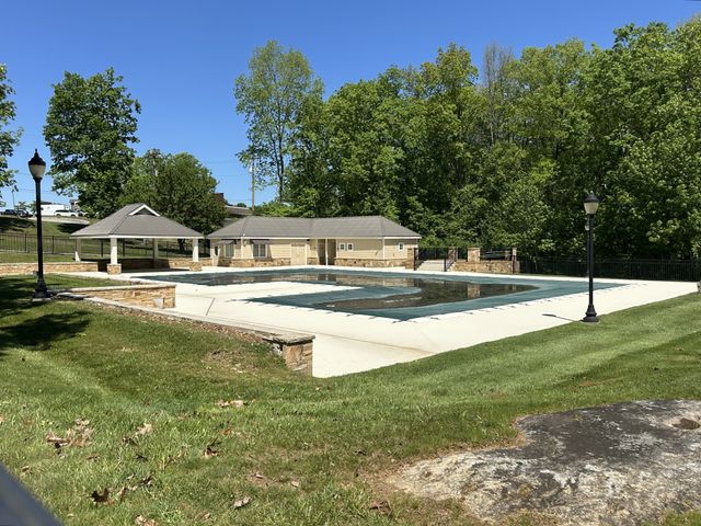 204 Meadowview Dr, Crossville, TN 38558