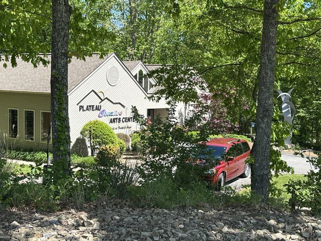 204 Meadowview Dr, Crossville, TN 38558