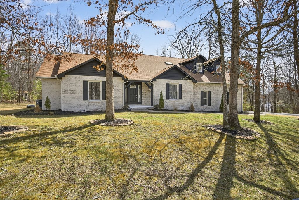 204 Meadowview Dr, Crossville, TN 38558