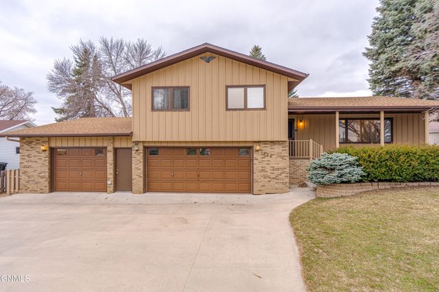 2062 Grimsrud Drive, Bismarck, ND 58501 property photo