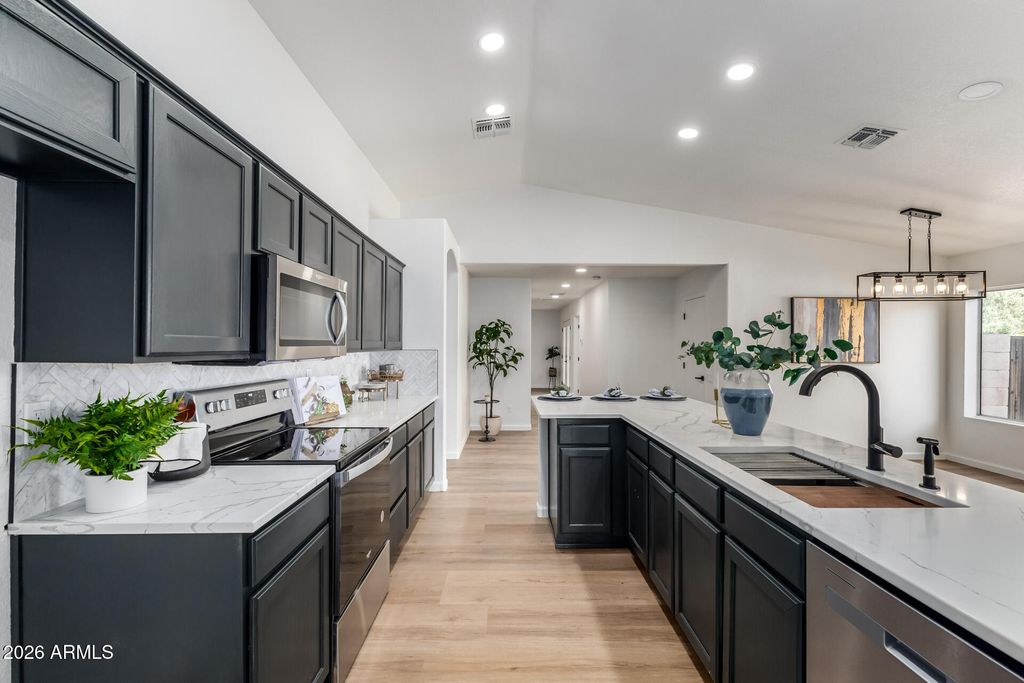 Image 11 of property listing at 16641 N 35TH Place, Phoenix, AZ 85032