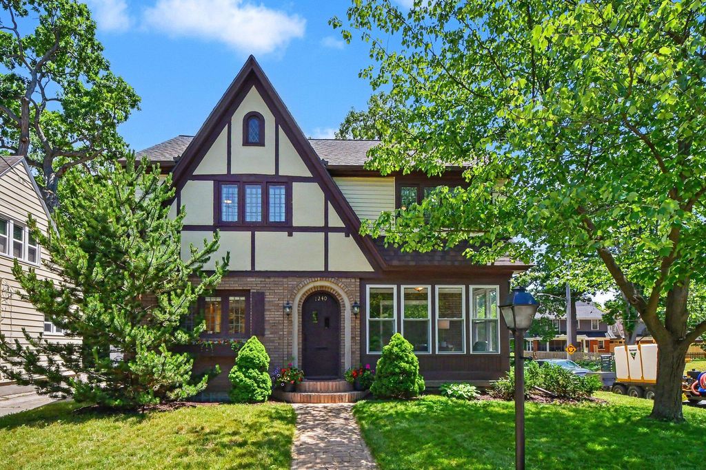 1240 Benjamin Avenue SE, Grand Rapids, MI 49506