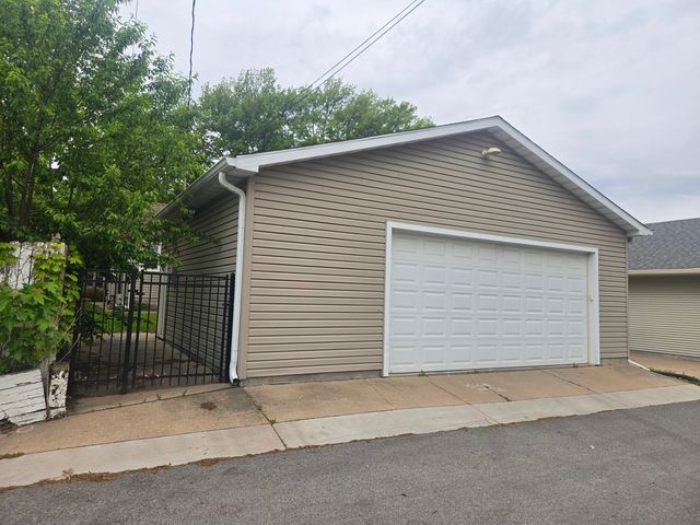 2929 Grand Avenue, Davenport, IA 52803