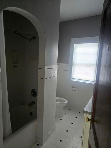 2929 Grand Avenue, Davenport, IA 52803