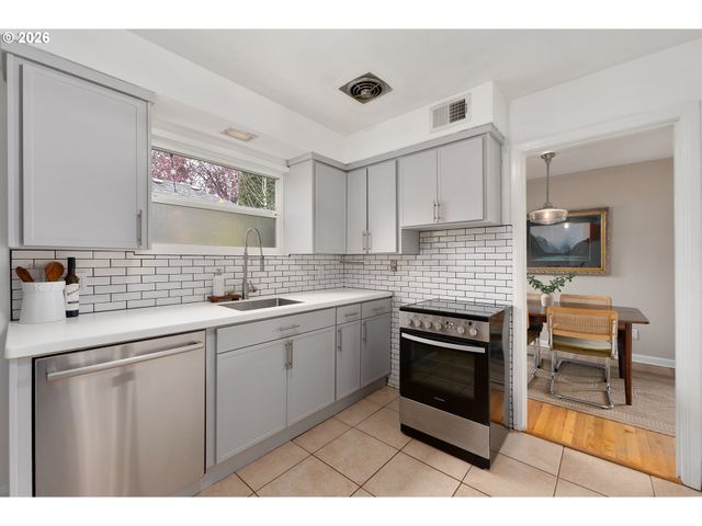 3325 Ne ROSA PARKS Way, Portland, OR 97211