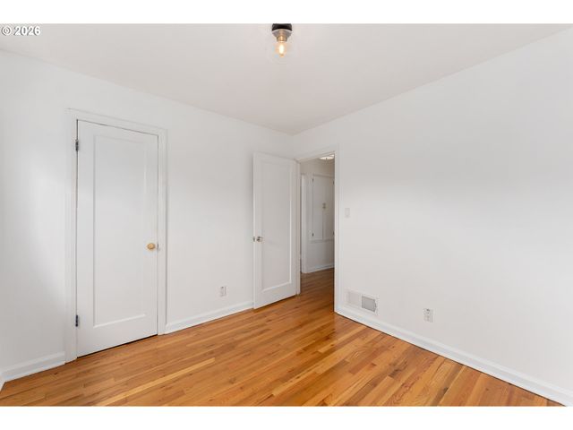 3325 Ne ROSA PARKS Way, Portland, OR 97211