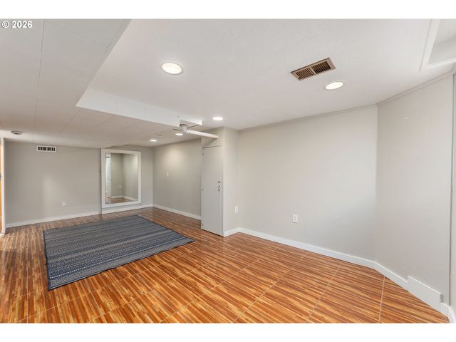 3325 Ne ROSA PARKS Way, Portland, OR 97211