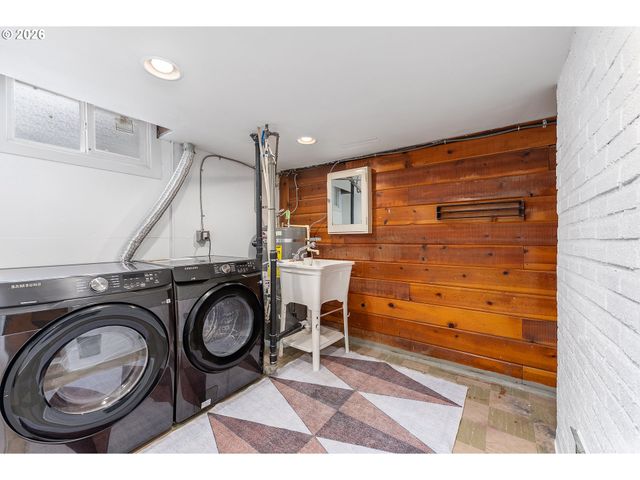 3325 Ne ROSA PARKS Way, Portland, OR 97211