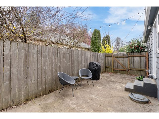 3325 Ne ROSA PARKS Way, Portland, OR 97211