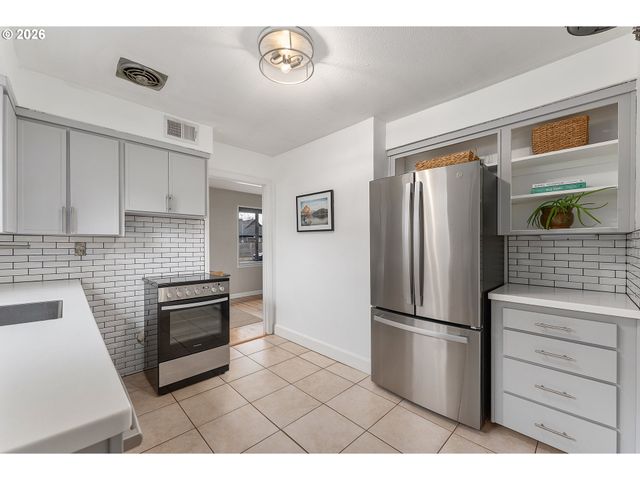 3325 Ne ROSA PARKS Way, Portland, OR 97211