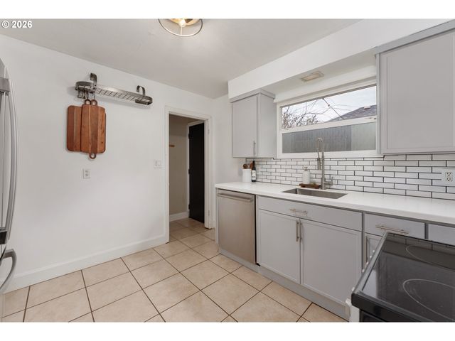 3325 Ne ROSA PARKS Way, Portland, OR 97211