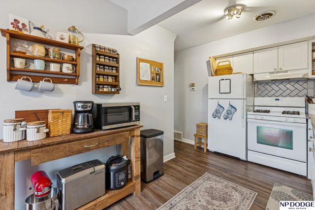 206 Bancroft Plaza, Omaha, NE 68108