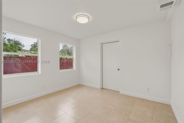 5820 NE 2nd Ave, Oakland Park, FL 33334