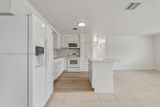 5820 NE 2nd Ave, Oakland Park, FL 33334
