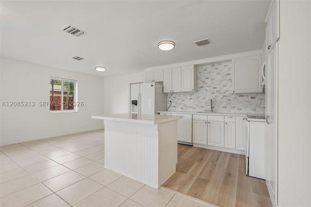 5820 NE 2nd Ave, Oakland Park, FL 33334