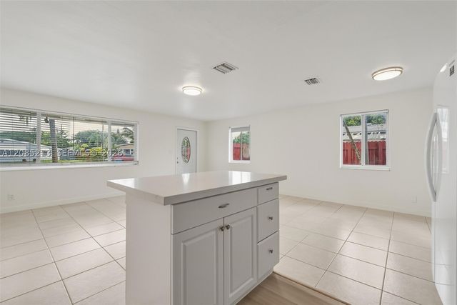 5820 NE 2nd Ave, Oakland Park, FL 33334