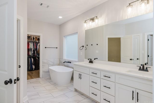 1104 Grand Teton Dr, Benton, AR 72019