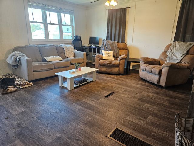 506 Rock Island W, Knoxville, IA 50138