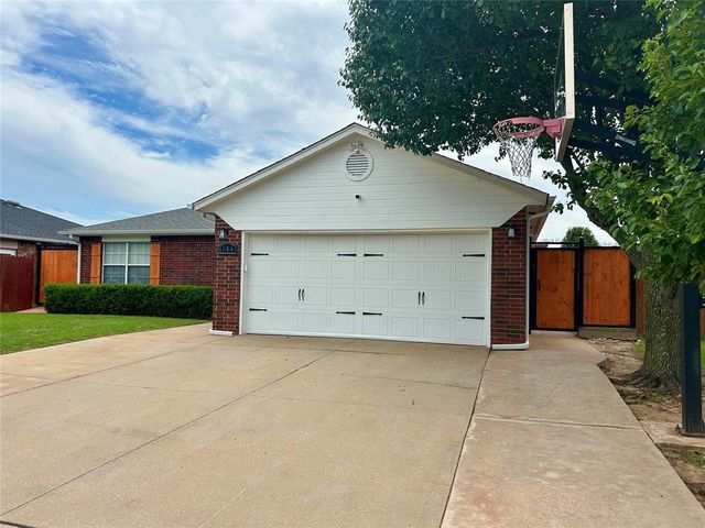 1044 NW 19th Street, Moore, OK 73160