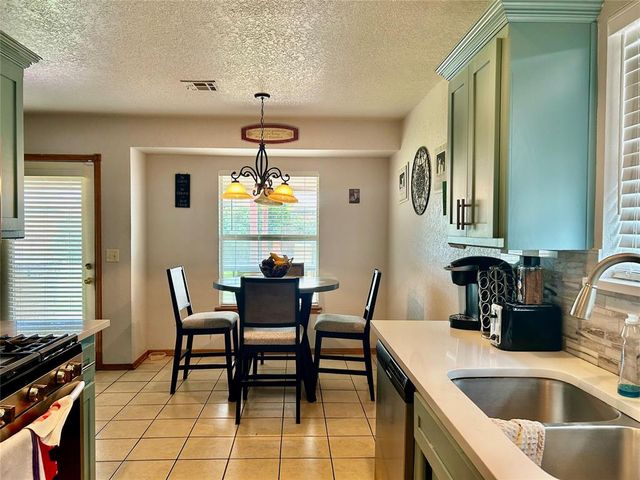 1044 NW 19th Street, Moore, OK 73160