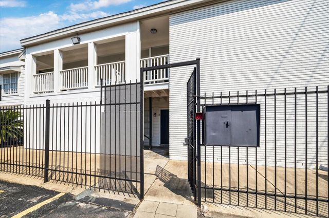 1011 W 10th Street 3, Houston, TX 77008