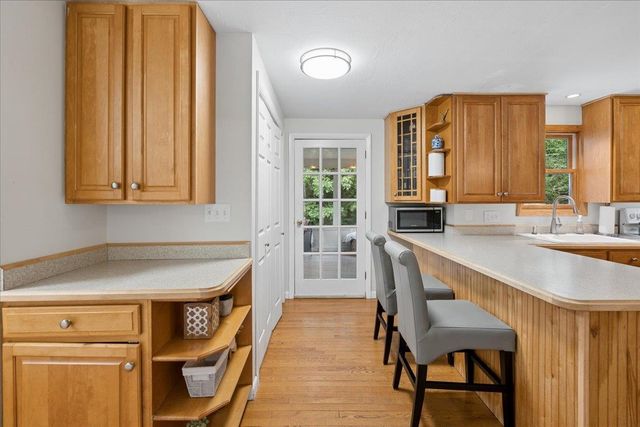 21 Nathaniel Drive, Amherst, NH 03031