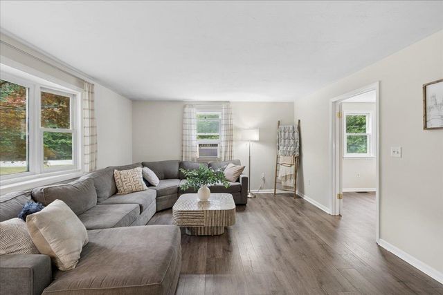 21 Nathaniel Drive, Amherst, NH 03031