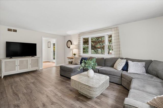 21 Nathaniel Drive, Amherst, NH 03031